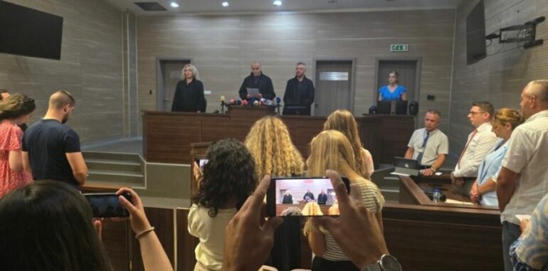 Sulmuan me bomba dore Komisionin Zgjedhor në Mitrovicën e Veriut, dënohen 12 vite burg tre të akuzuarit