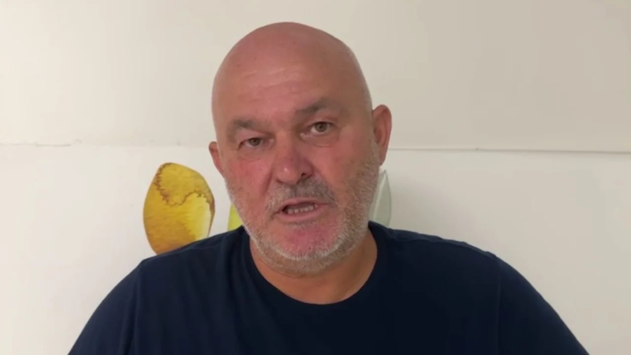 Ardian Isufi nuk kërkon falje! Dhuna ndaj kamerierit, vëllai i ish-efektivit: E rrahën 15 persona... 18 G2FQJtOQ jjk sd