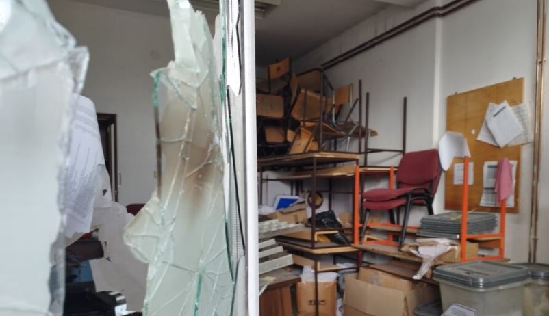 “Akt terrorist”/ Sulmi me bomba dore ndaj zyrave të KQZ-së, Gjykata e Prishtinës shpall aktgjykimin për 4 të pandehurit