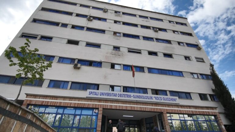 Foshnja e porsalindur humbi jetën/ Zbardhet dinamika e plotë, prindërit akuzë mjekut Kastriot Dallaku: Bëri një grafi dhe na këshilloi të shkojmë në shtëpi
