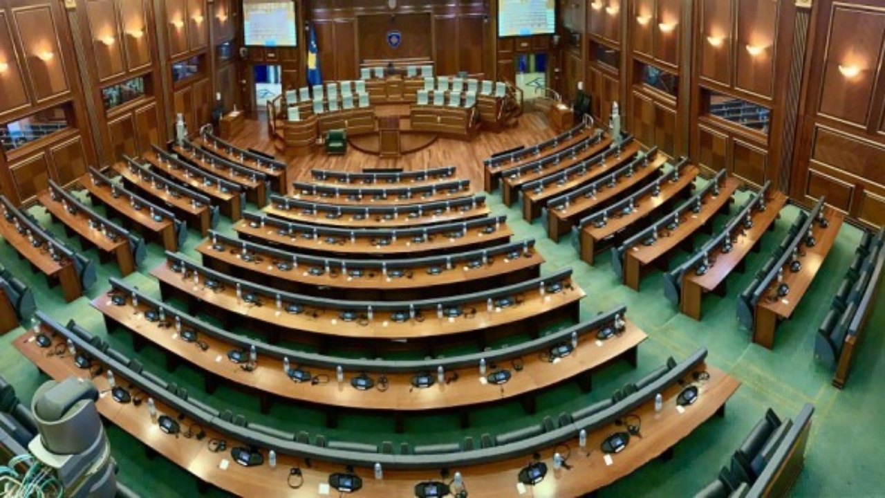 Kuvendi i Kosovës gjen “shpëtim” te kushtetuesja! Më 26 korrik skadon afati i vënë nga gjykata, ekspertët: Nuk rrezikohen mandatet