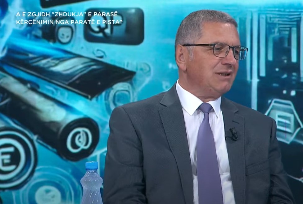 A do të dalë paraja fizike nga përdorimi në Shqipëri? Eksperti i ekonomisë: Ideja ‘cashless’ është rrugë e gjatë, duhet infrastruktura, kultura dhe ligji!