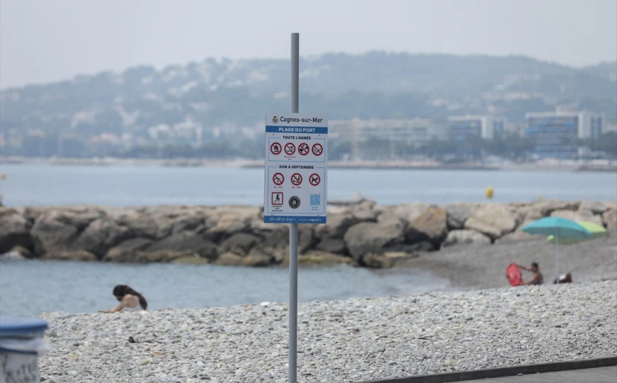 Kryebashkiaku i një vendi të njohur turistik, tërbim me turistët: “Pak mirësjellje, ju lutem!”