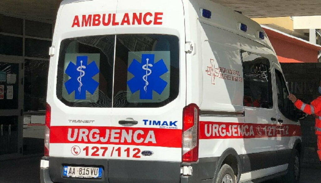 Hyri për t'u larë në det, humb jetën turistja çeke në Kavajë 10 ambulanca 1024x585 1747052454
