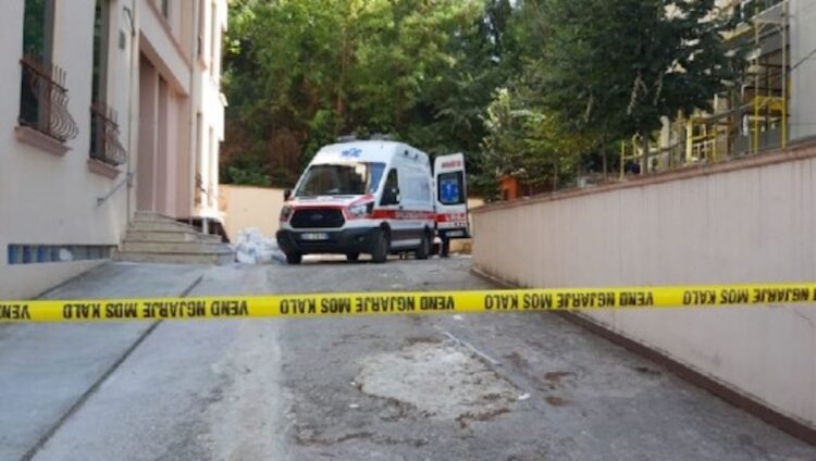 Tragjike! Babai përplas aksidentalisht për vdekje vajzën 4-vjeçare 15 ambulance 750x424 1