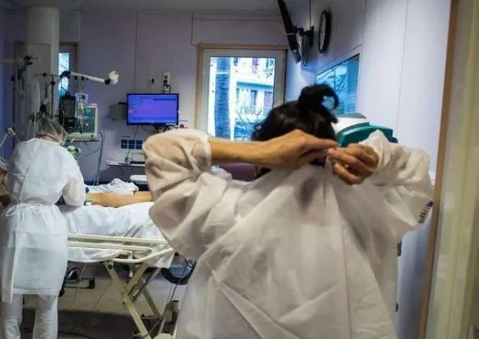 Virusi i rrallë te fqinji me Shqipërinë: një vdekje, 25 në karantinë
