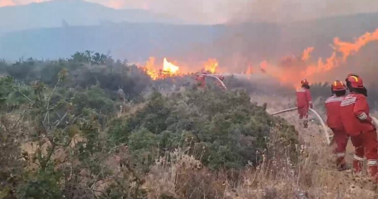 Zjarri i Skërficës rrezikon territorin e Gjirokastrës, ndërhyrje intensive që në orët e para të mëngjesit