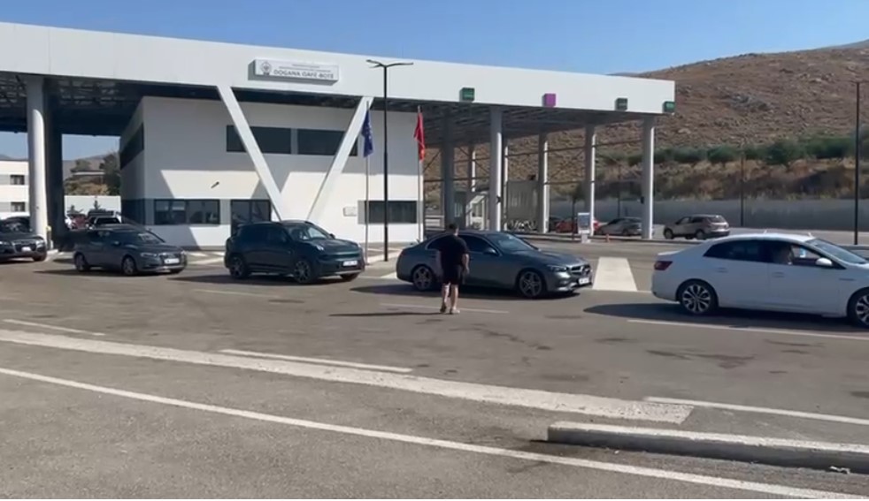 Arrestimi i 14 doganierëve grekë, radhë kilometrike në Qafë-Botë! Pala fqinje punon me staf të reduktuar, qytetarët në pritje për disa orë
