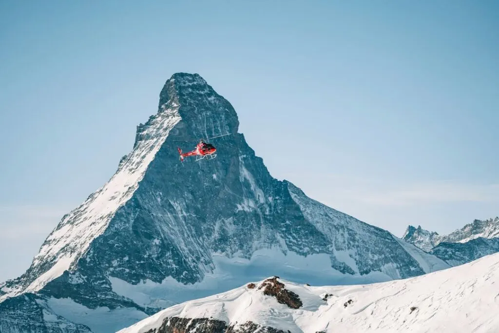 Zvicër: Një qen shpëton një alpinist që ra në një grykë akullnajore (foto)