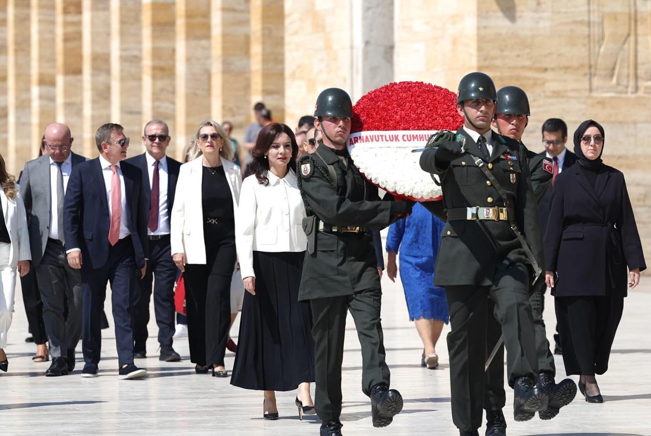 Kryeparlamentarja Spiropali vizitë në Turqi, vendos kurorë me lule në mauzoleun e Mustafa Qemal Ataturkun: Nderim Atit Themelues dhe Presidentit të parë të Republikës