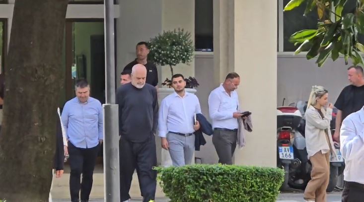 Dorëheqja e drejtorëve në bashkinë e Vlorës! Analisti: Nuk është thjesht shqetësim i Ramës se s’po bëjnë punën, është ridimensionim i pushtetit të bandave