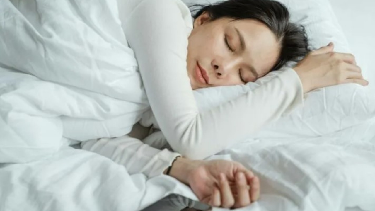 Pesë arsye të rëndësishme shëndetësore se pse duhet të flemë në anën e majtë