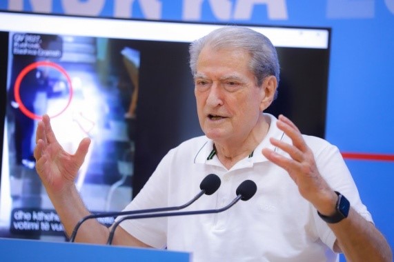 Berisha: Kërkojnë të kapin edhe mandatin që u ka ngelur pa grabitur në Gjykatën Kushtetuese, nga KE rekomandohet ndarja e partisë nga shteti
