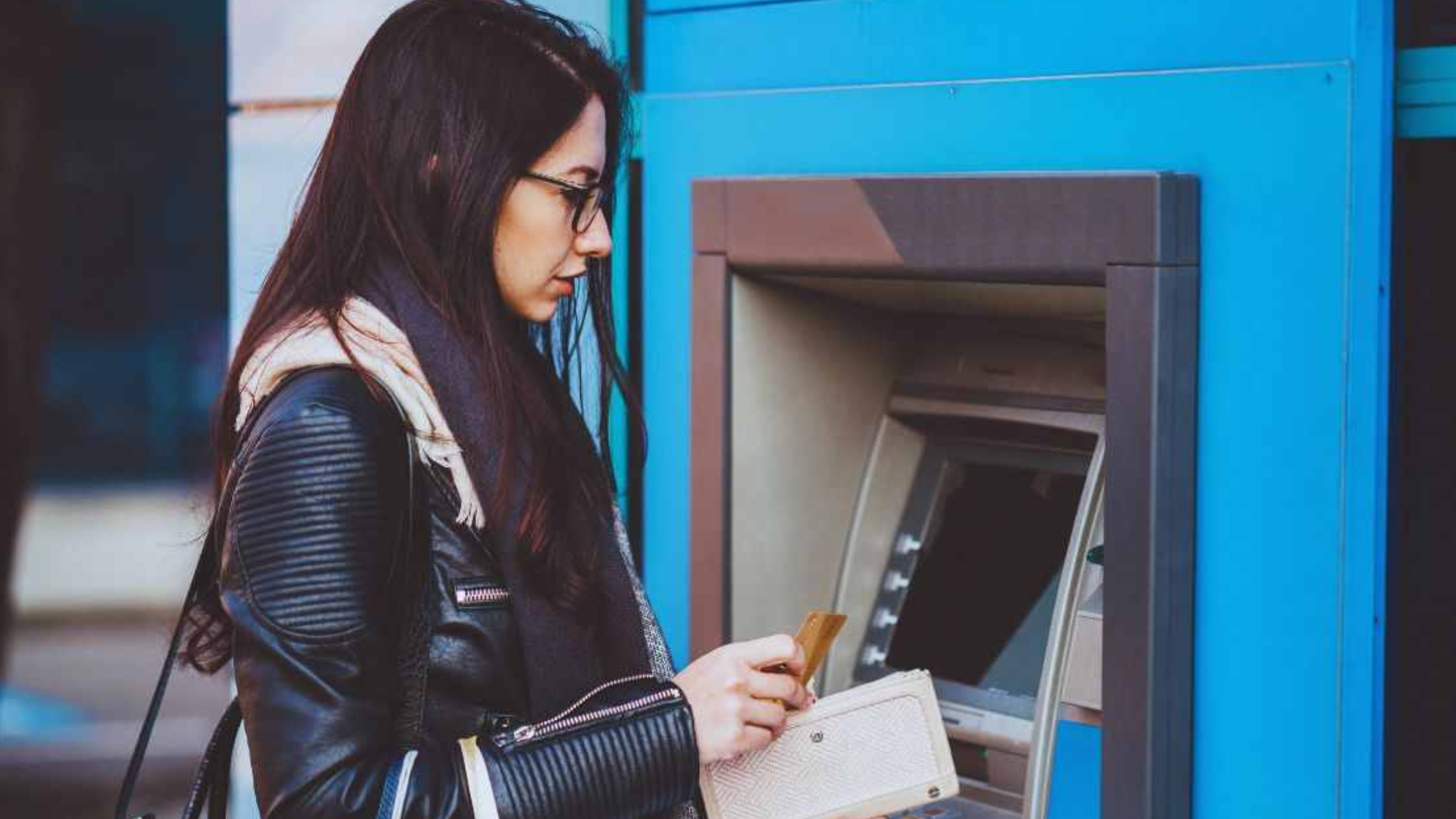 Nëse vazhdoni ta bëni këtë kur tërhiqni para nga një bankomat, praktikisht po deklaroni të dhënat e llogarisë suaj: ndaloni menjëherë.