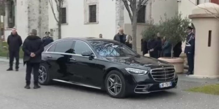 Radhën e ka Tirana! Punonjësit e bashkisë dhe deputetët e qarkut përballë Edi Ramës, ç’pritet të ndodhë nesër në “zemrën” e kryeqytetit 3 img 4212 1 750x375 1