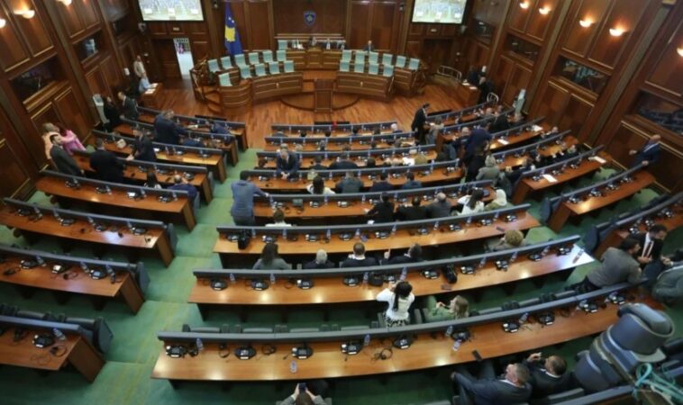 Sot tentativa e fundit për konstituimin e Kuvendit të Kosovës, pjesëmarrës në seancë dhe ambasadorët
