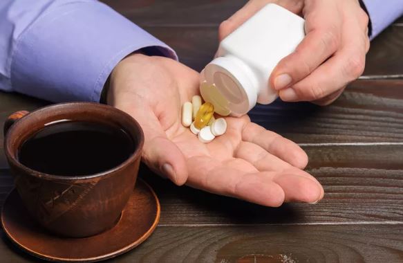 10 ilaçe që nuk duhet t’i përzieni kurrë me kafe