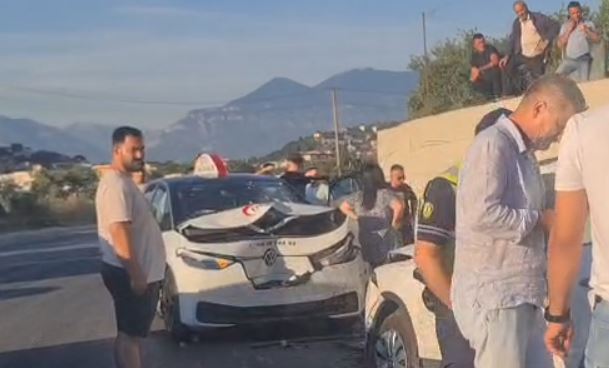 Makinat përplasen ‘kokë më kokë’ në Pezë Helmës, raportohet për të plagosur 1 sdfgsfdgsdfg