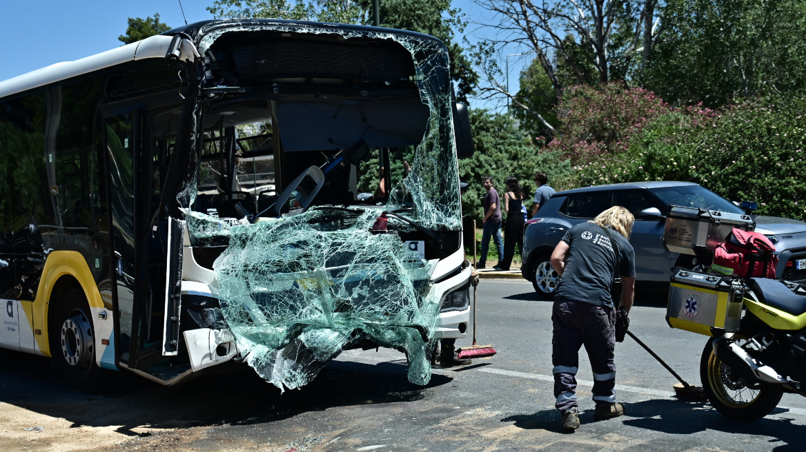 Greqi: Video e momentit të përplasjes në Vula - Panik dhe britma pas përplasjes të dy autobusëve 7 troxaio leoforeio boula