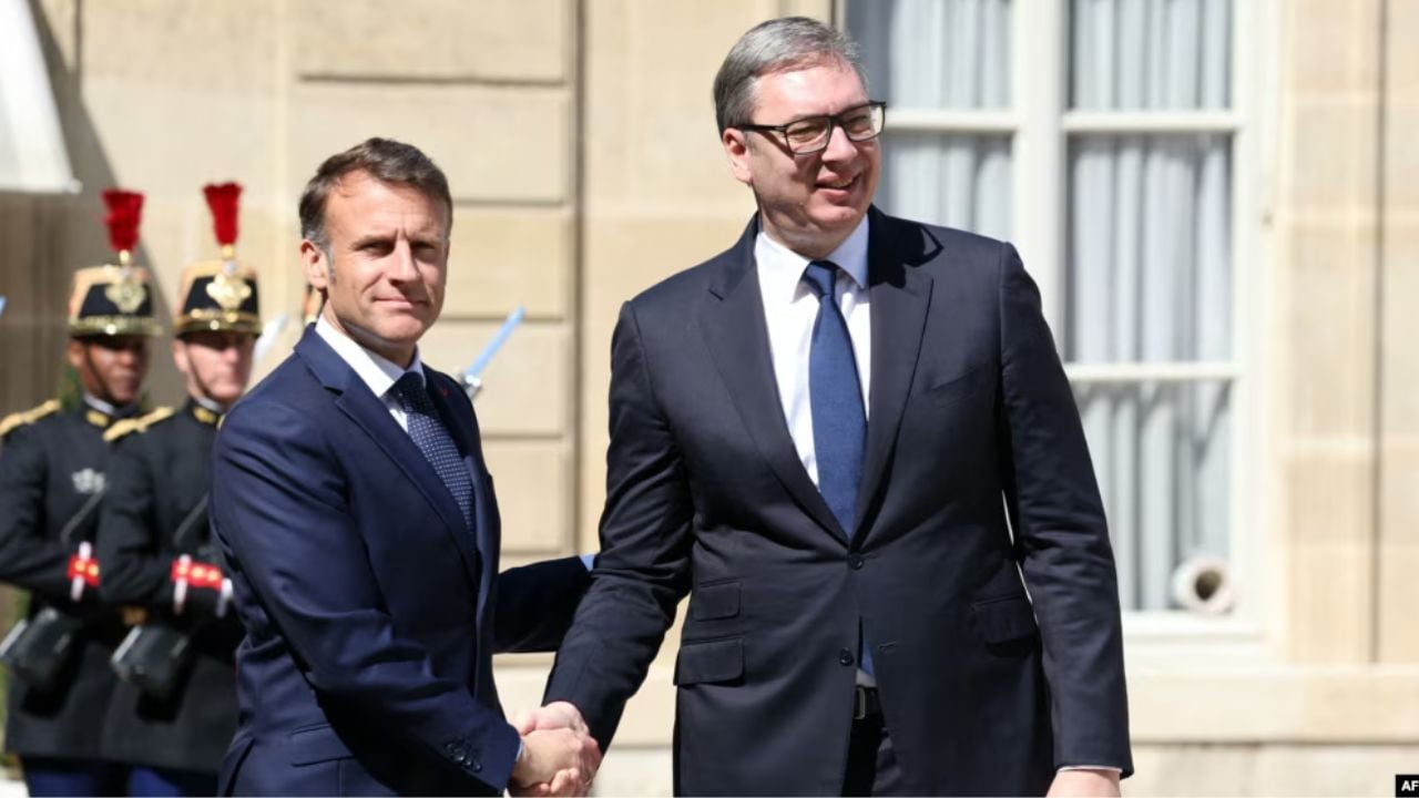 Dialogu Kosovë – Serbi, çfarë diskutoi Macron me Vuçiç në bisedën telefonike