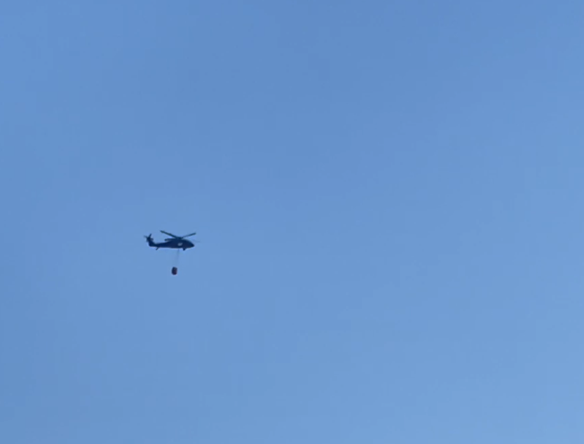 Zjarr masiv në fshatin Sojnik, përpjekjet për shuarjen vazhdojnë – Ndërhyjnë edhe helikopterët e Ministrisë së Mbrojtjes