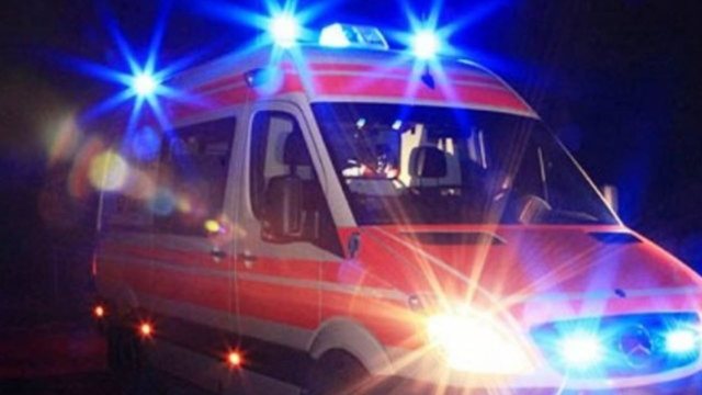 Gruaja në Durrës bie nga kati i tretë i banesës dhe humb jetën, dyshimet e policisë