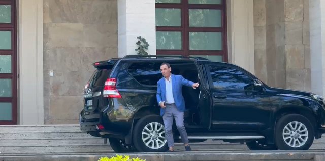 Konsultat për qeverinë “RAMA 4”, në zyrën e kryeministrit mbërrin Engjëll Agaçi! (VIDEO)