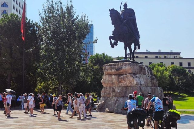 640 0 turiste ne tirane 7 1755874484