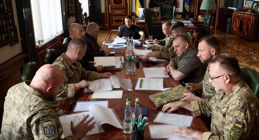 Zelensky mbledh liderët e ushtrisë, Kievi vendos përparësi për goditje të thella brenda Rusisë
