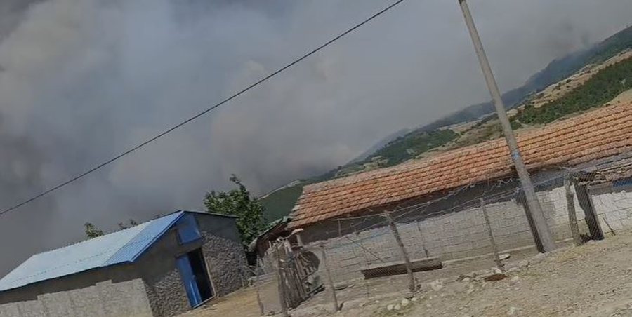 Flakët kanë bllokuar fshatrat e Gramshit, Ministria thirrje urgjente banorëve: Largohuni menjëherë nga banesa