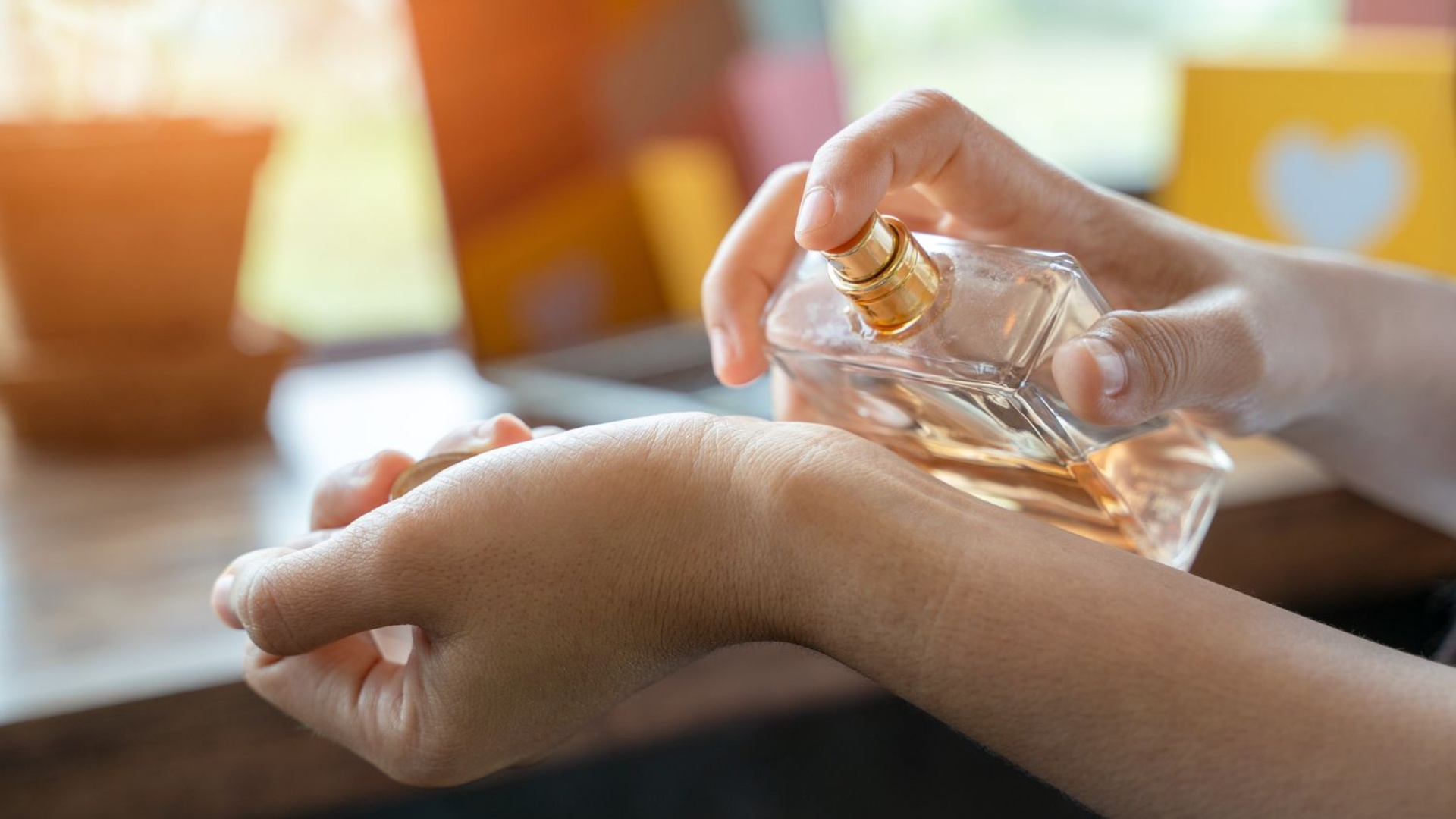 Dëshironi që parfumi juaj të zgjasë tërë ditën?! Ky truk viral do t’ju ndihmojë shumë…