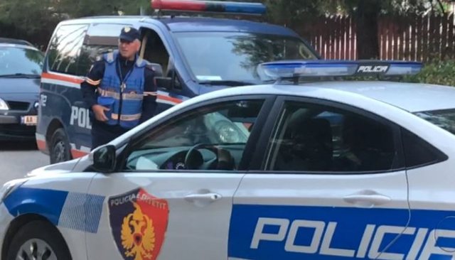 Aksident në aksin e vjetër Levan-Mifol, makina përfundon në kanal, tre të plagosur