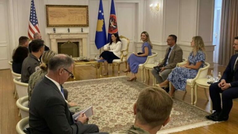 Vjosa Osmani takon zv/ndihmës Sekretarin amerikan të Shtetit, David A. Baker. Fokusi te bashkëpunimi ushtarak i Kosovës me SHBA