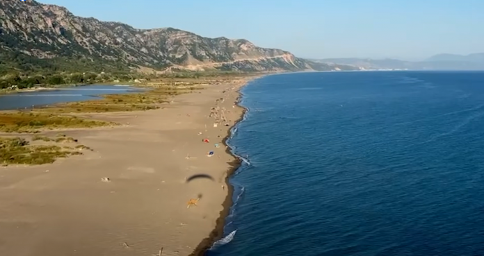 Rama ndan pamje nga plazhi i Rrjollit në Shkodër