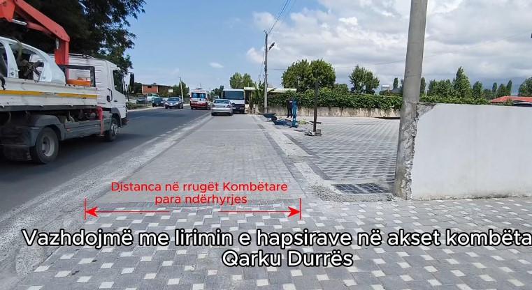 “Asnjë rraqe nuk do të jetë më nën qiell të hapur”- Lirimi i hapësirave publike, Rama ndan pamjet: Ka nisur edhe çlirimi i buzërrugëve kombëtare