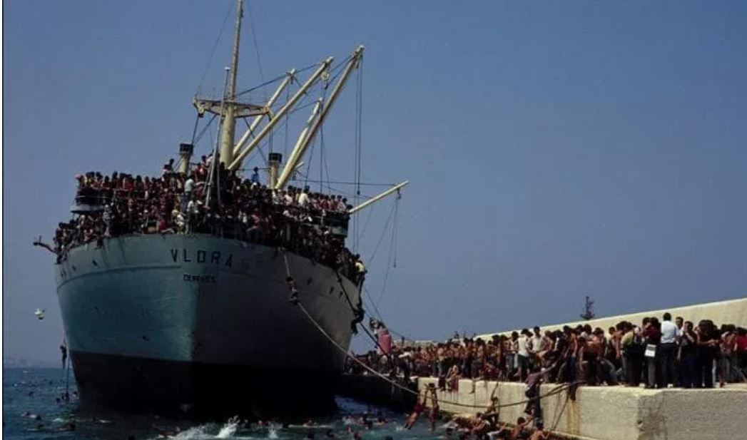 “Një moment kthesë në histori: Sot mbushen 34 vite nga zbarkimi i 20 mijë Shqiptarëve në Bari