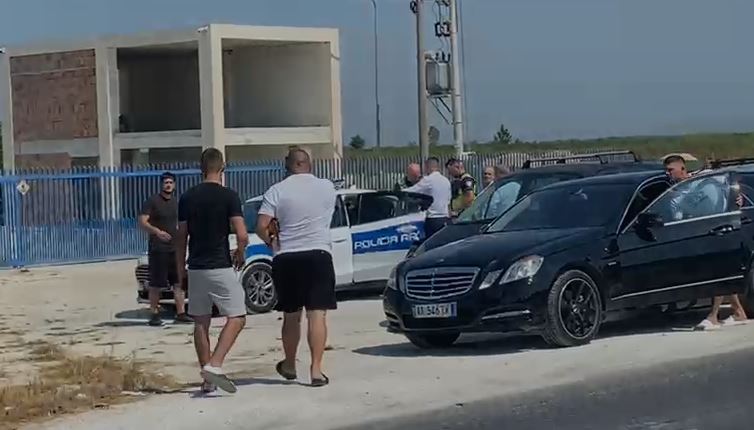 Aksident i shumëfishtë në Lushnje-Fier, shkaktohen vetëm dëme material dhe bllokohet trafiku