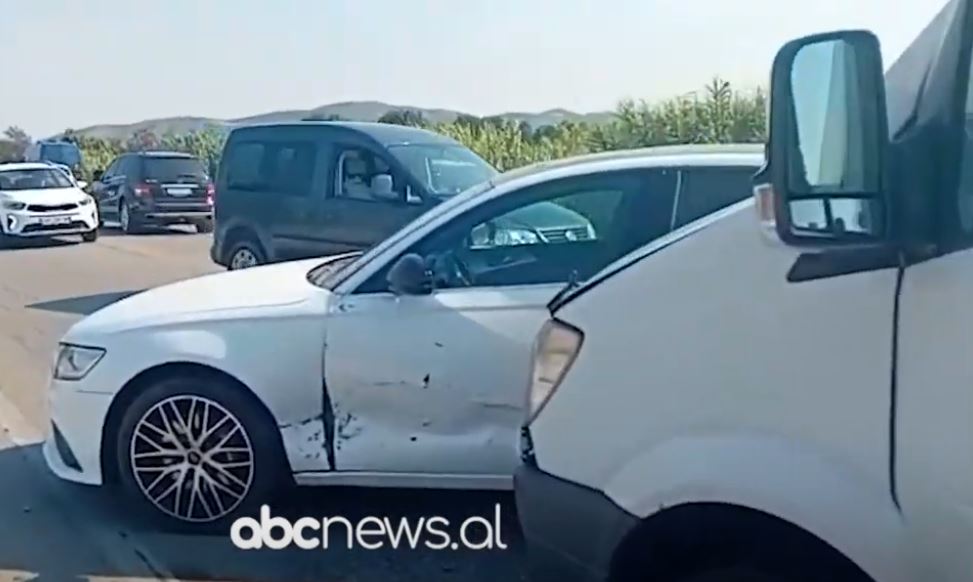 VIDEO/ Aksident në aksin Levan-Tepelenë, makina përplaset me autobusin