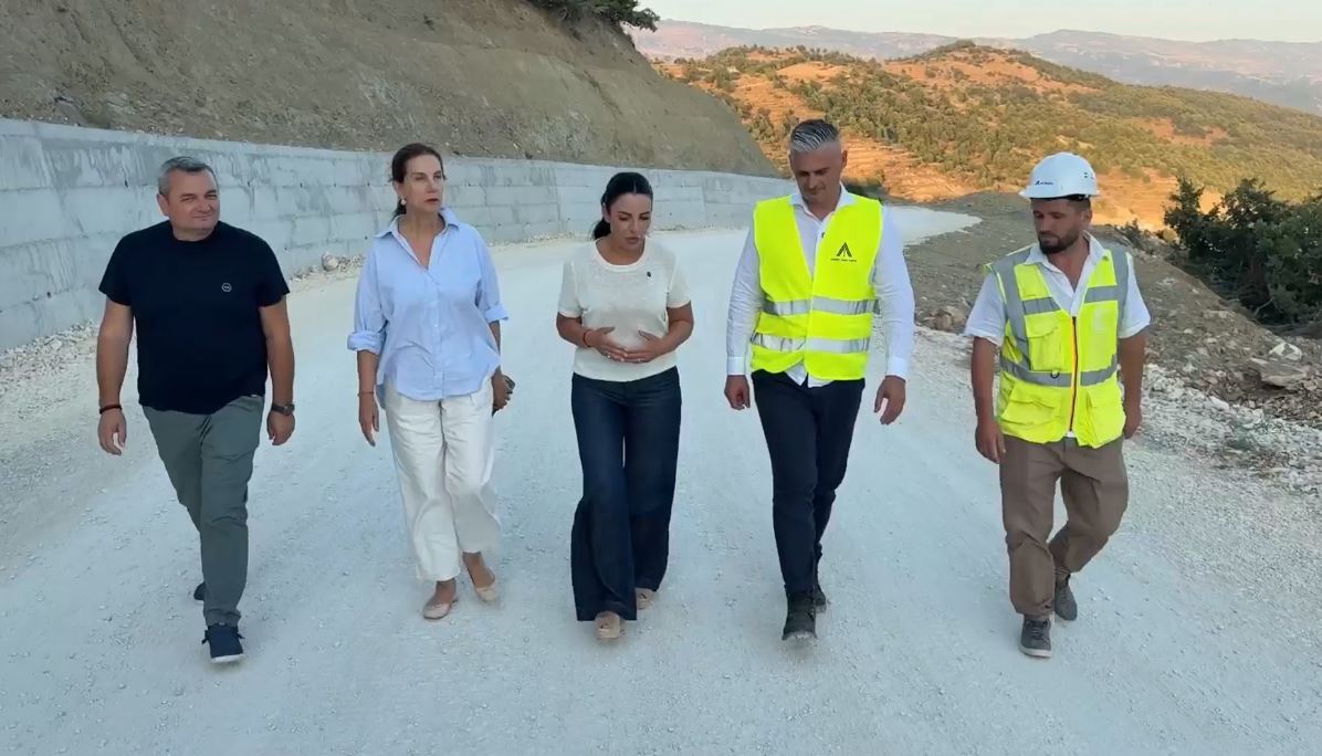 Balluku inspekton punimet për ndërtimin e aksit Berat-Ballaban: I aksesueshëm brenda këtij viti