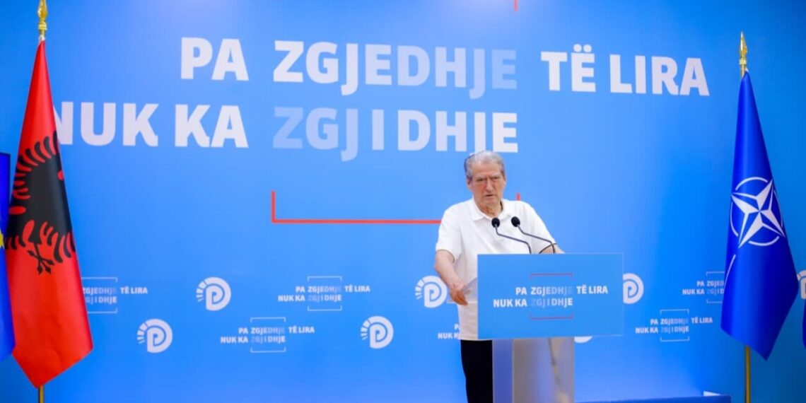 “Dënoj me forcë të gjithë zjarrvënësit”, Berisha për zjarret dhe situatën në Theth: Krim shtetëror, ndërtimet ishin në zonën e lejuar