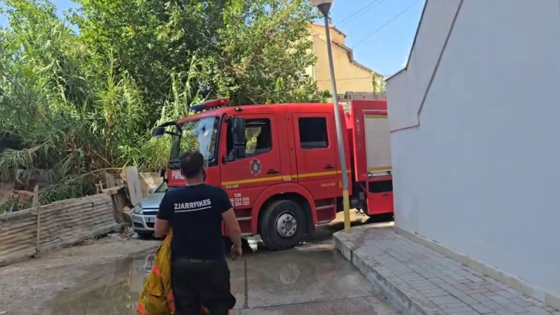 PAMJE/ Merr flakë apartamenti në Vlorë, zjarrfikësit në vendngjarje 16 hudhra 11