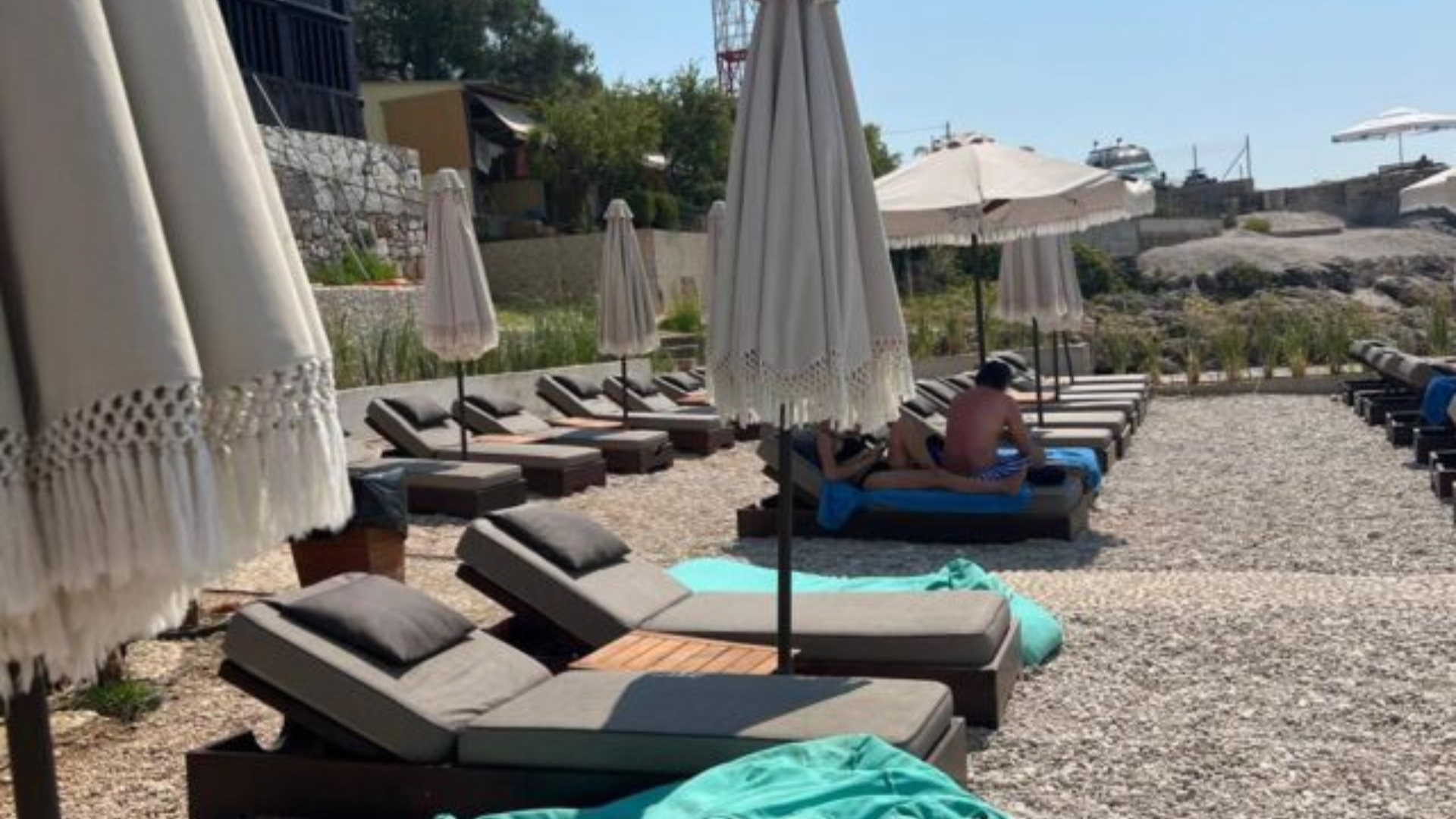 Berisha denoncon me PAMJE plazhet e boshatisura në Dhërmi e Durrës edhe në këtë ditë të diel gushti