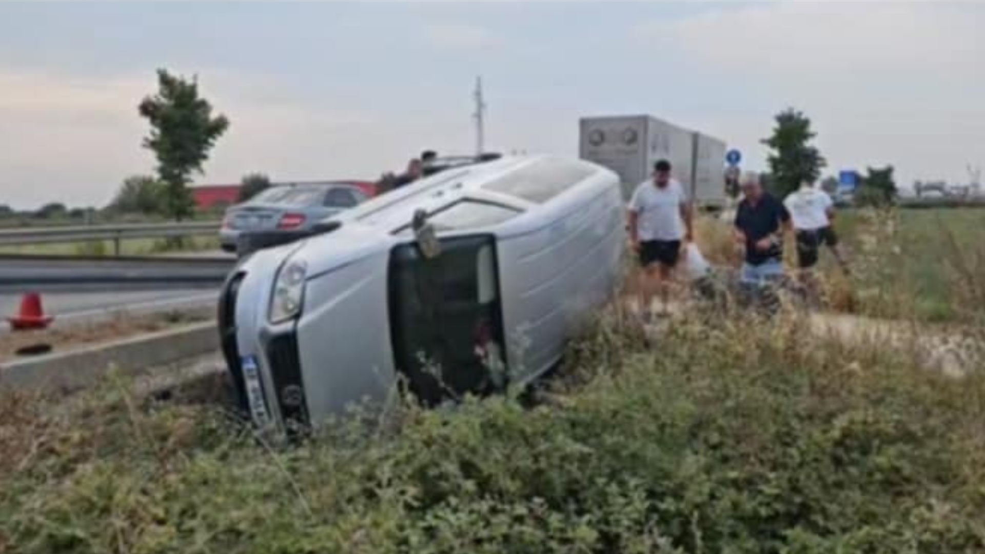 VIDEO/Aksident i rëndë në kryqëzimin e Savrës: Mjeti kthehet përmbys, katër persona të plagosur 24 hudhra 27
