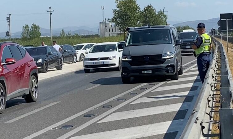 Disa makina përplasen në Lushnjë-Fier, radhë kilometrike tek “Pushimi i shoferit”