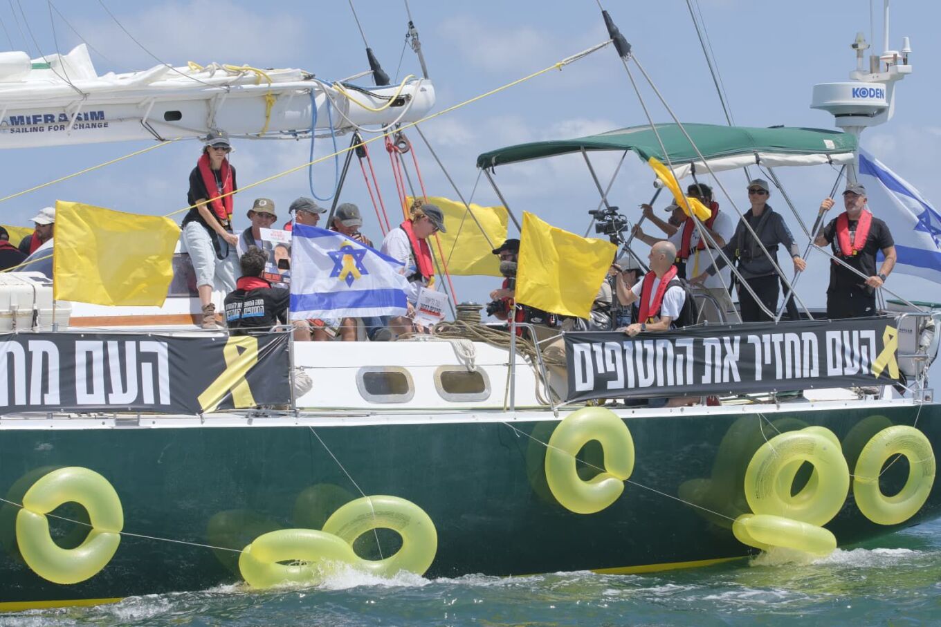 Protestë simbolike, anijet me vela që transportojnë të afërm të pengjeve i afrohen Rripit të Gazës
