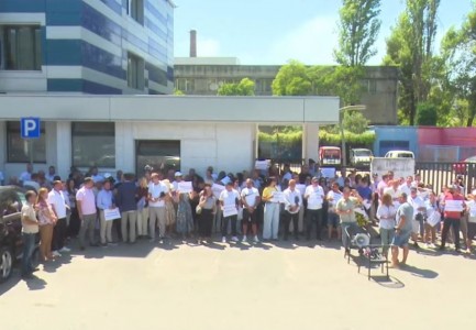 Tre ditë pa sinjal pas veprimeve arbitrare të Policisë! Gazetarët në protestë para godinës së uzurpuar të News24