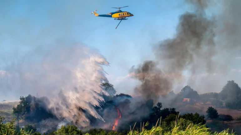 Greqia në alarm, ishujt më të njohur përfshihen nga zjarret. Kefalonia, Fokida, Vonica dhe Zakinthos gati për evakuim