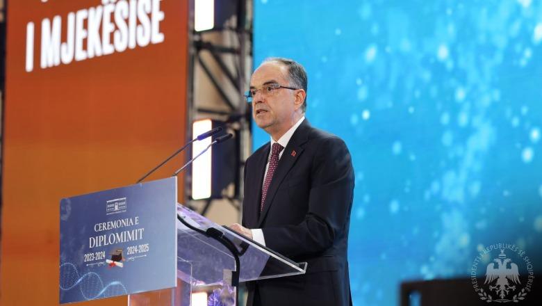Presidenti Begaj me studentët e Mjekësisë: Mos u largoni nga Shqipëria, vendi ka nevojë për ju