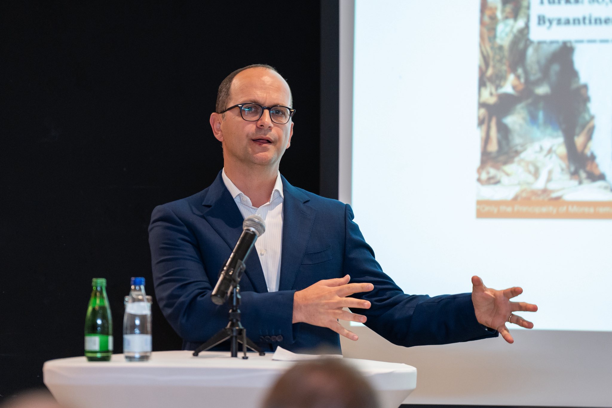 Nga Ditmir Bushati: Njeriu apo inteligjenca artificiale?