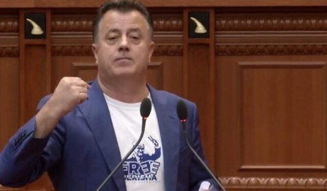 Flamur Noka shthur gojën me qytetarin që i kujtoi dhunën ndaj policisë: Merr një brisk dhe eja